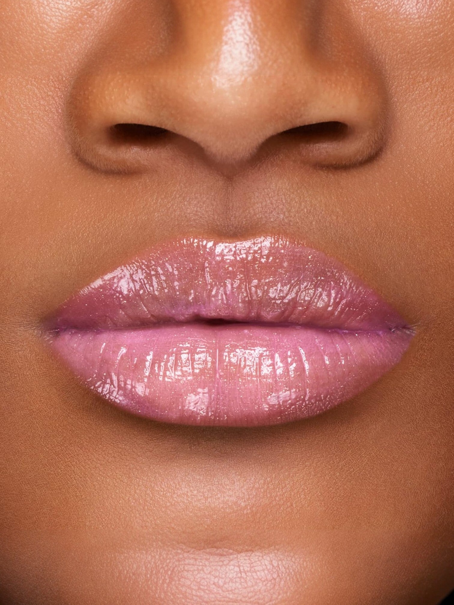 Close-up of a person's lips with a glossy pink lipstick on a neutral background monza outlet, Shein outlet, monza fashion
