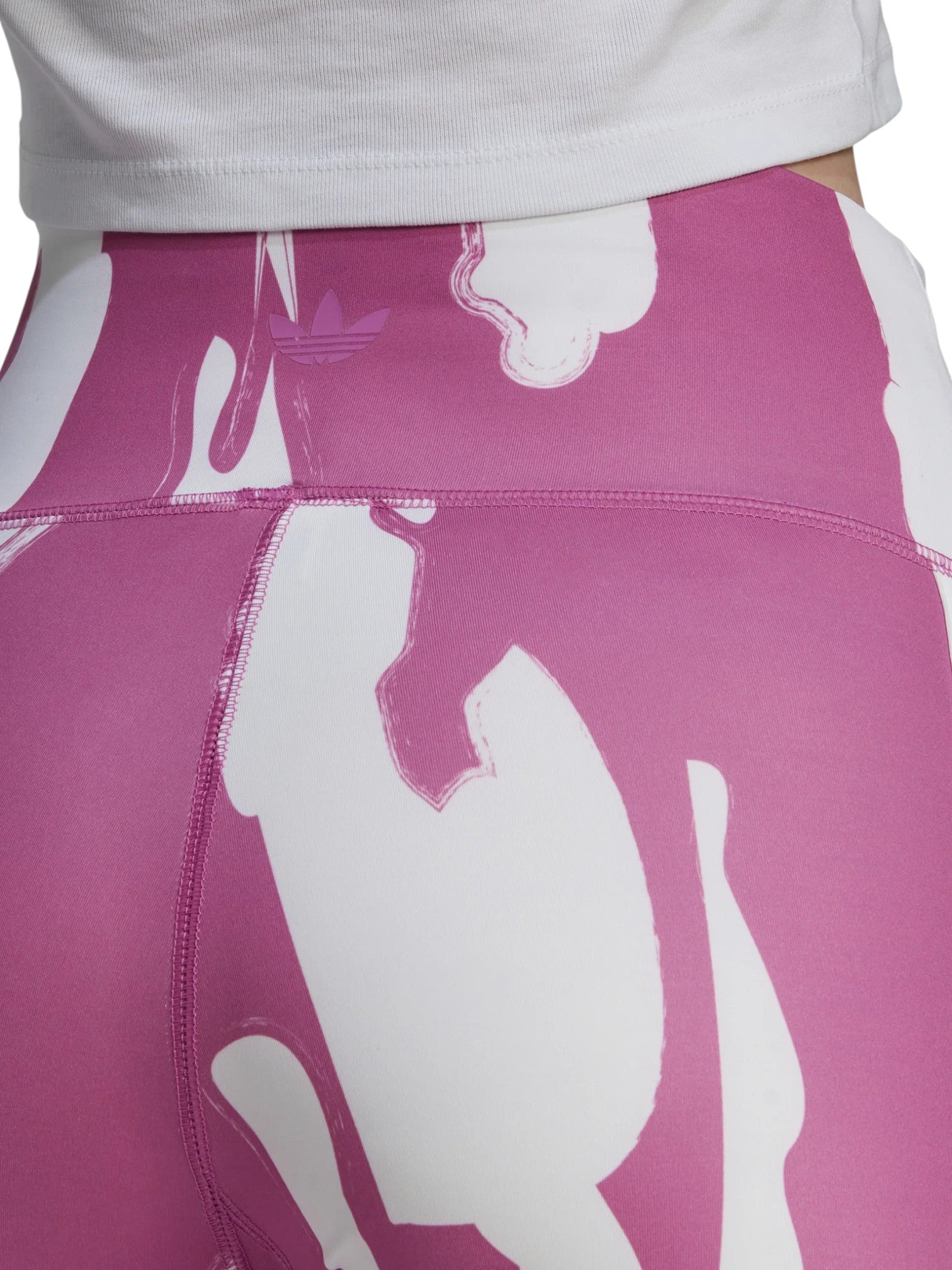 Pink leggings with white cat silhouette design worn by a person. Adidas, Monza Outlet, Monza Fashion, Shein Outlet