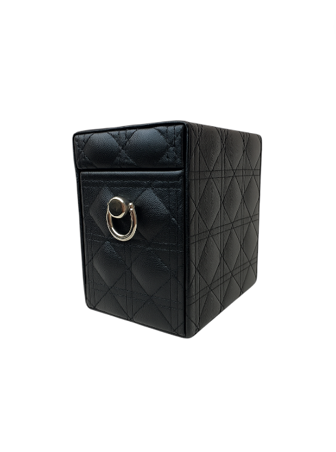 Black quilted jewelry box with a gold ring on a white background. Dior Monza Outlet