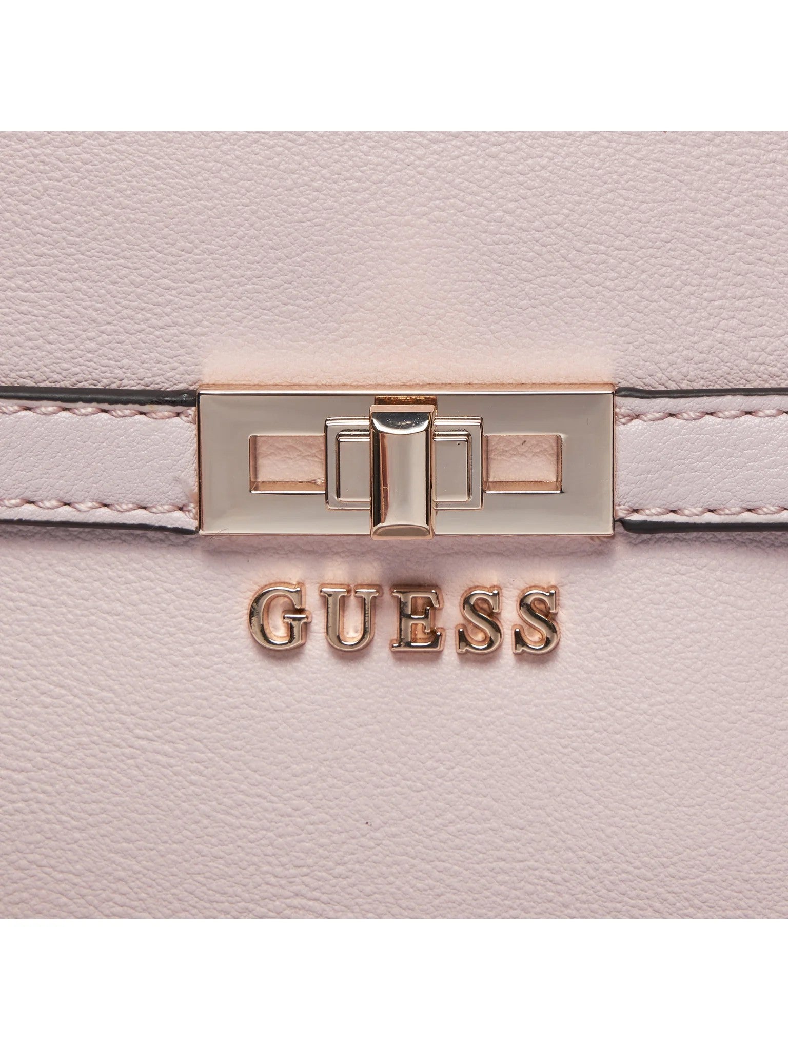 Close-up of a pink handbag with 'Guess' logo and metallic clasp. Guess, Monza Outlet, Monza Fashion, Shein Outlet