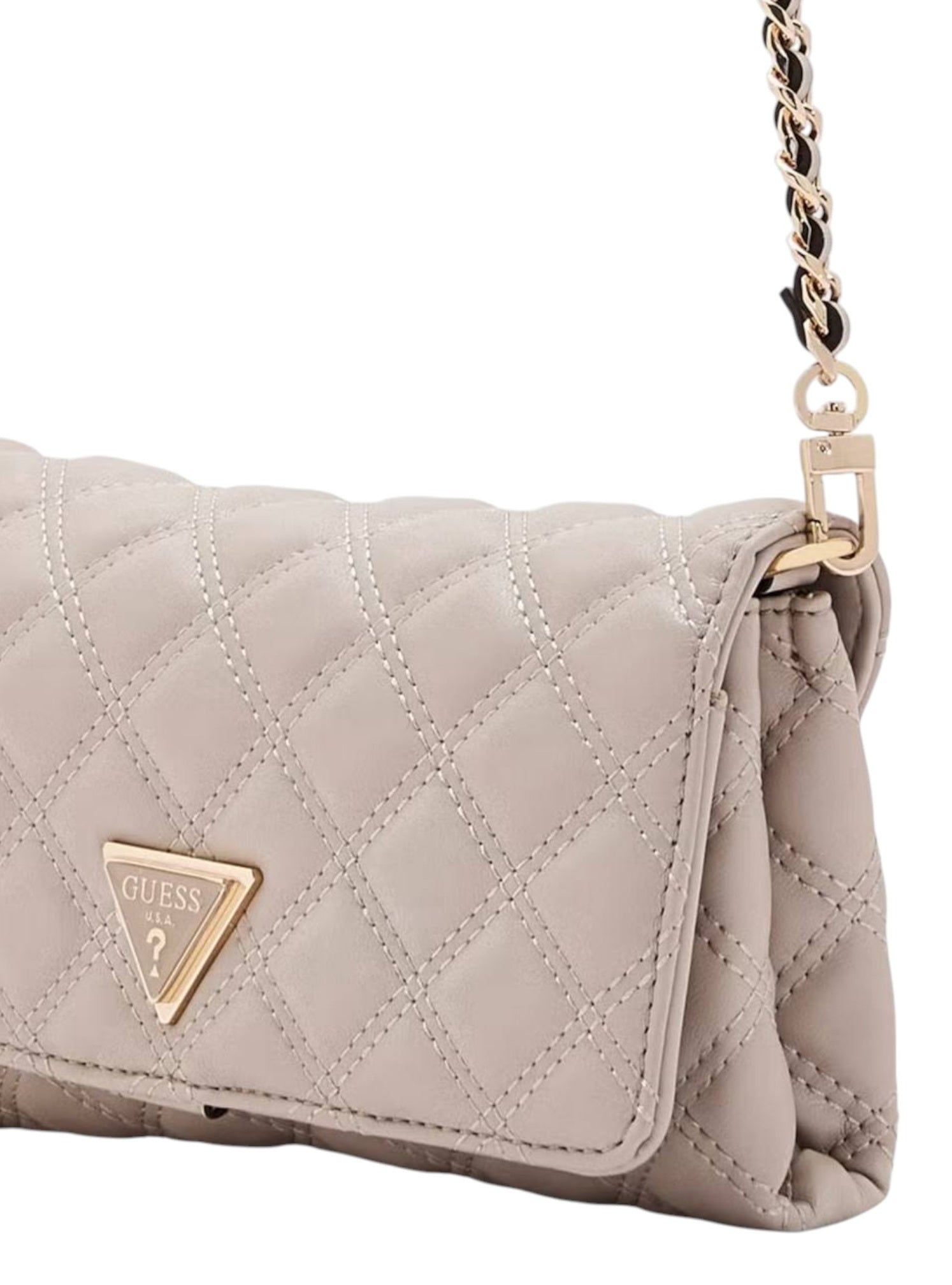 Quilted handbag with gold chain strap and visible brand logo on a white background. Guess, Monza Outlet, Monza Fashion, Shein Outlet