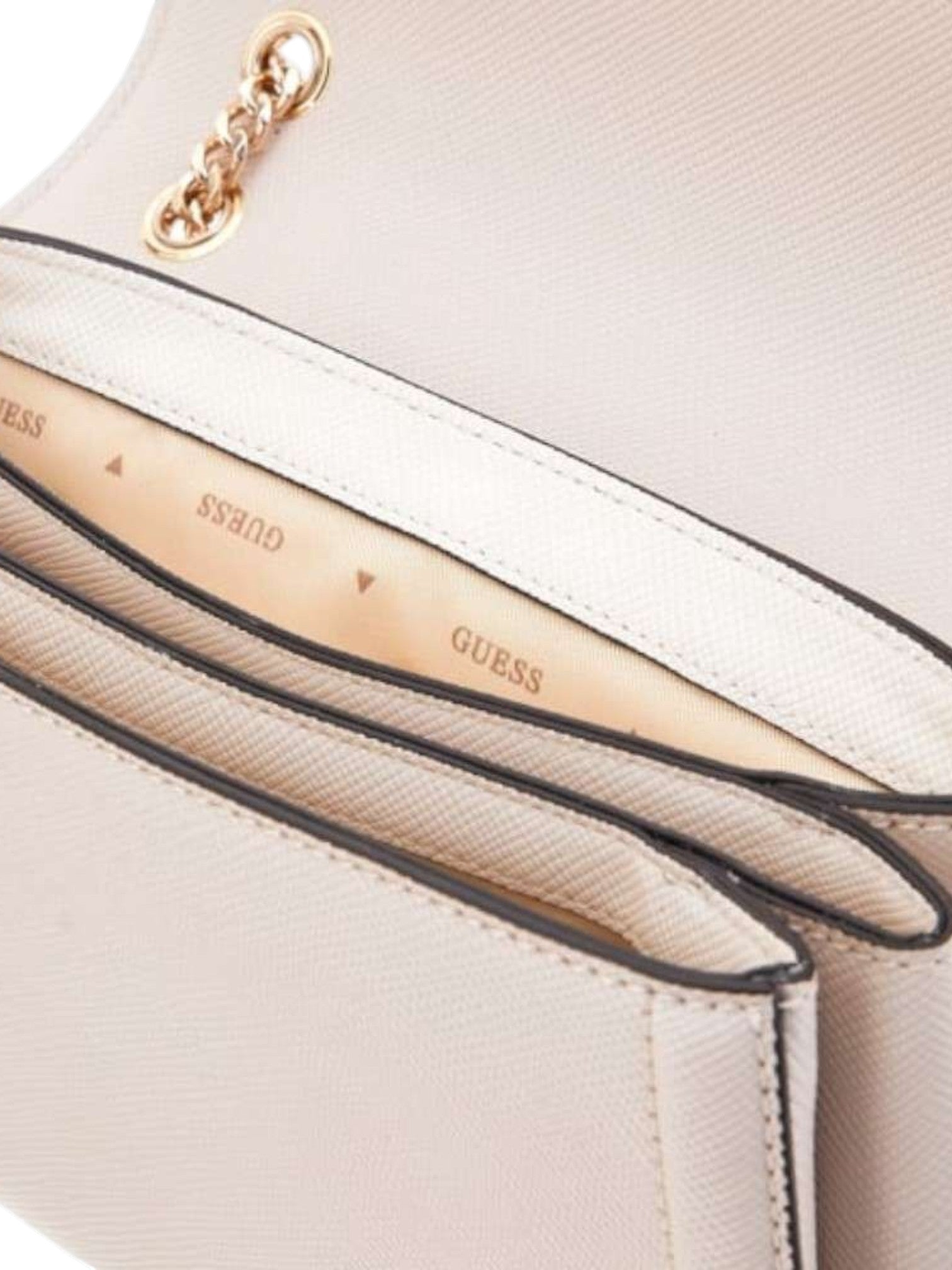 Close-up of a beige handbag with 'Guess' branding on a light background. Guess, Monza Outlet, Monza Fashion, Shein Outlet