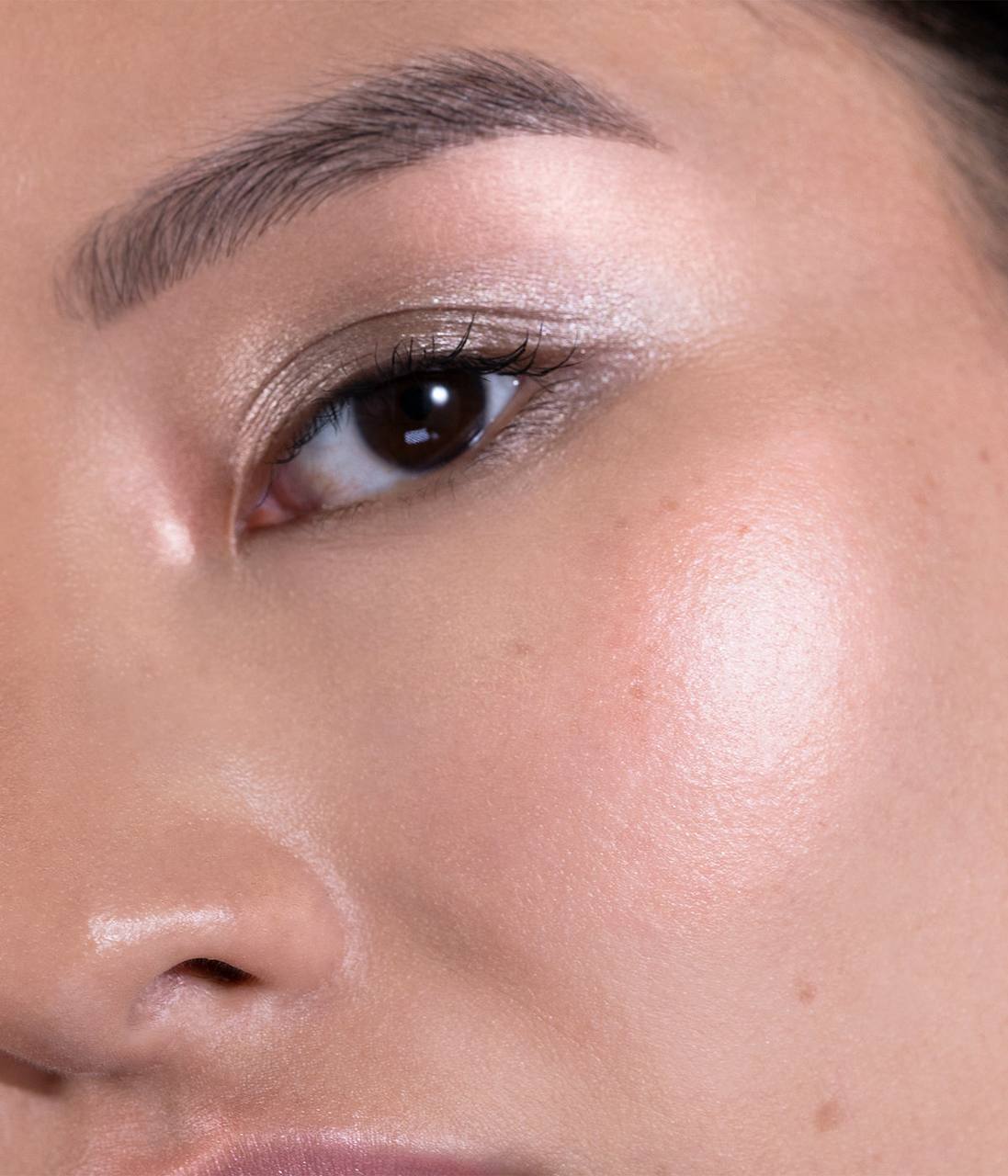 Close-up of a person's eye with makeup, focusing on the eye area. Monza outlet, monza fashion, shein outlet, shien outlet