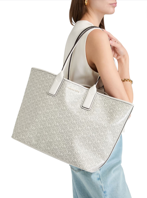 Woman carrying a large patterned tote bag on a white background Michael Kors Monza Outlet, Monza Fashion, Shein Outlet