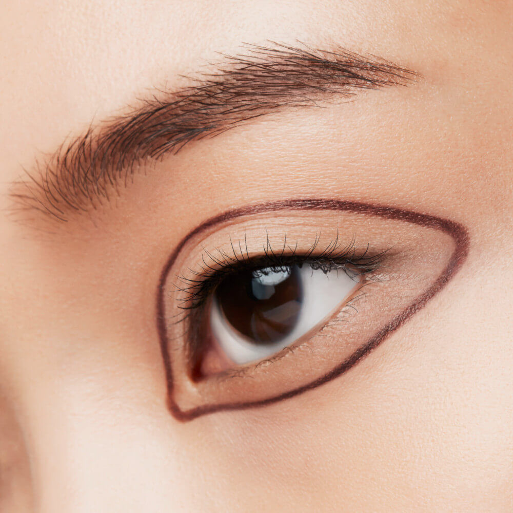 Close-up of a person's eye with well-defined eyeliner and eyebrow. Monza fashion outlet, monza outlet, shein outlet, shien outlet cosmetics, makeup, perfume