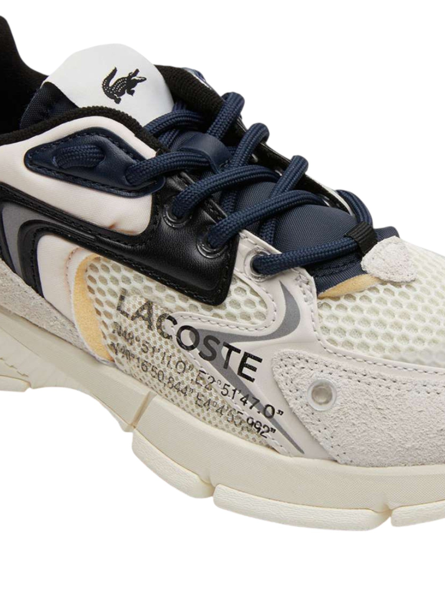 Close-up of a Lacoste sneaker with white and navy design on a white background. Lacoste, Monza Outlet, Monza Fashion, Shein Outlet