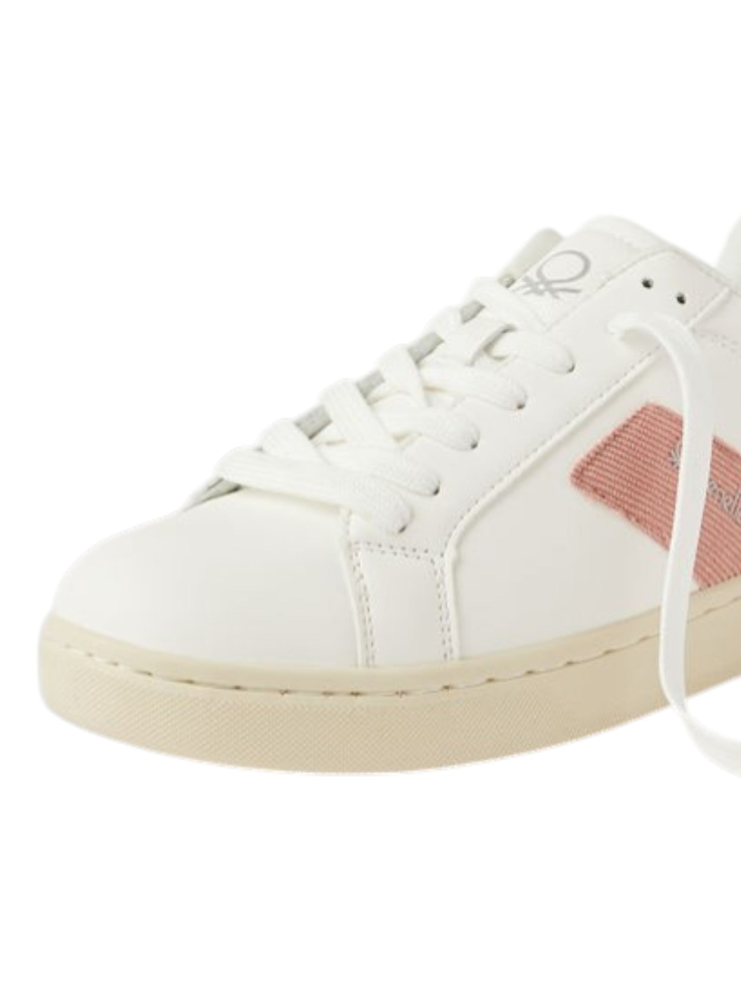 White sneaker with a pink patch on a white background. United Colors of Benetton, Monza Outlet, Monza Fashion, Shein Outlet