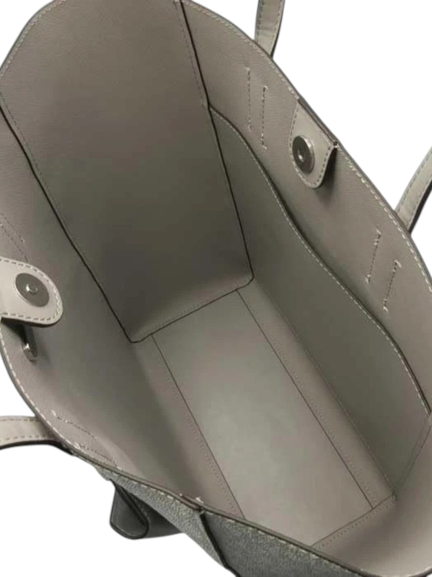 Close-up of a gray leather bag with stitching details Michael Kors Monza Outlet