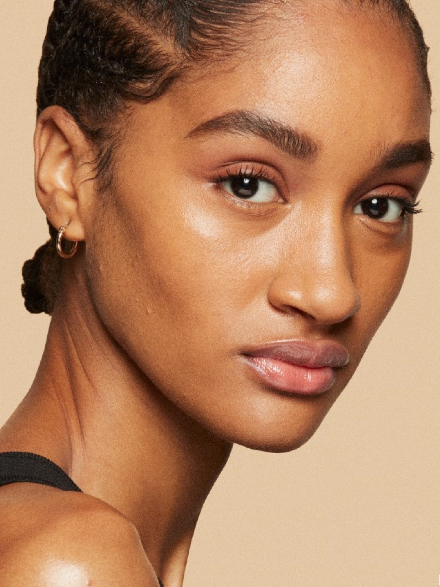 Close-up of a womans face with a neutral background. Bobbi Brown, Monza Outlet, Monza Fashion, Shein Outlet