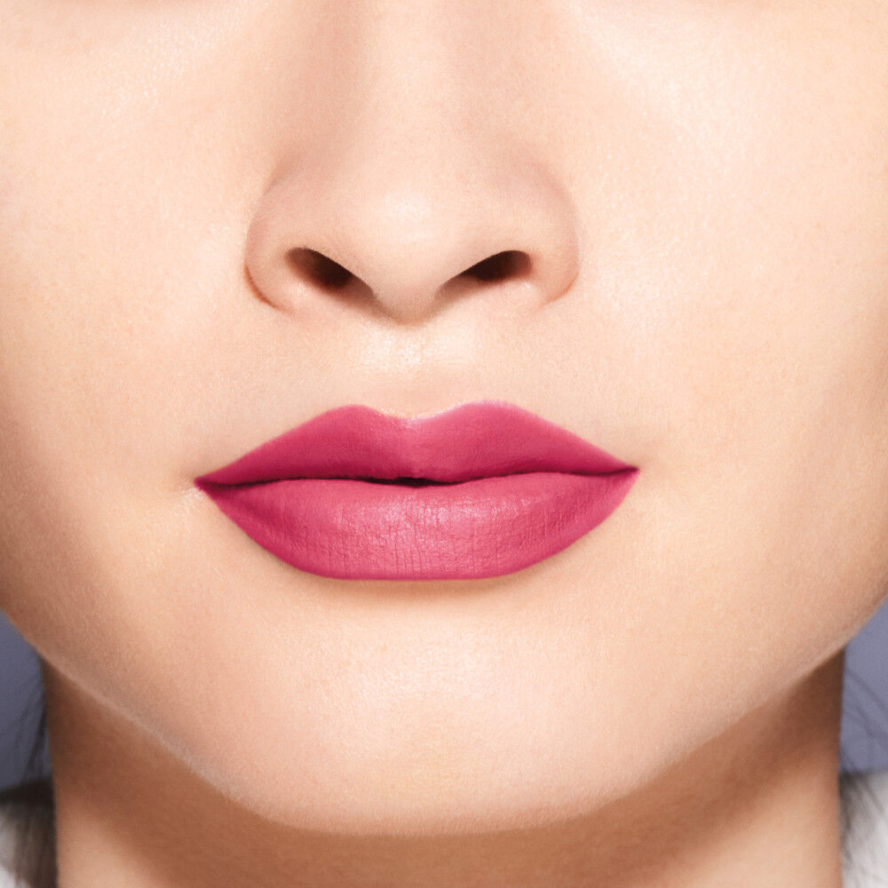 Close-up of a person's lips with pink lipstick on a blurred background. Shiseido, Monza Outlet, Monza Fashion, Shein Outlet
