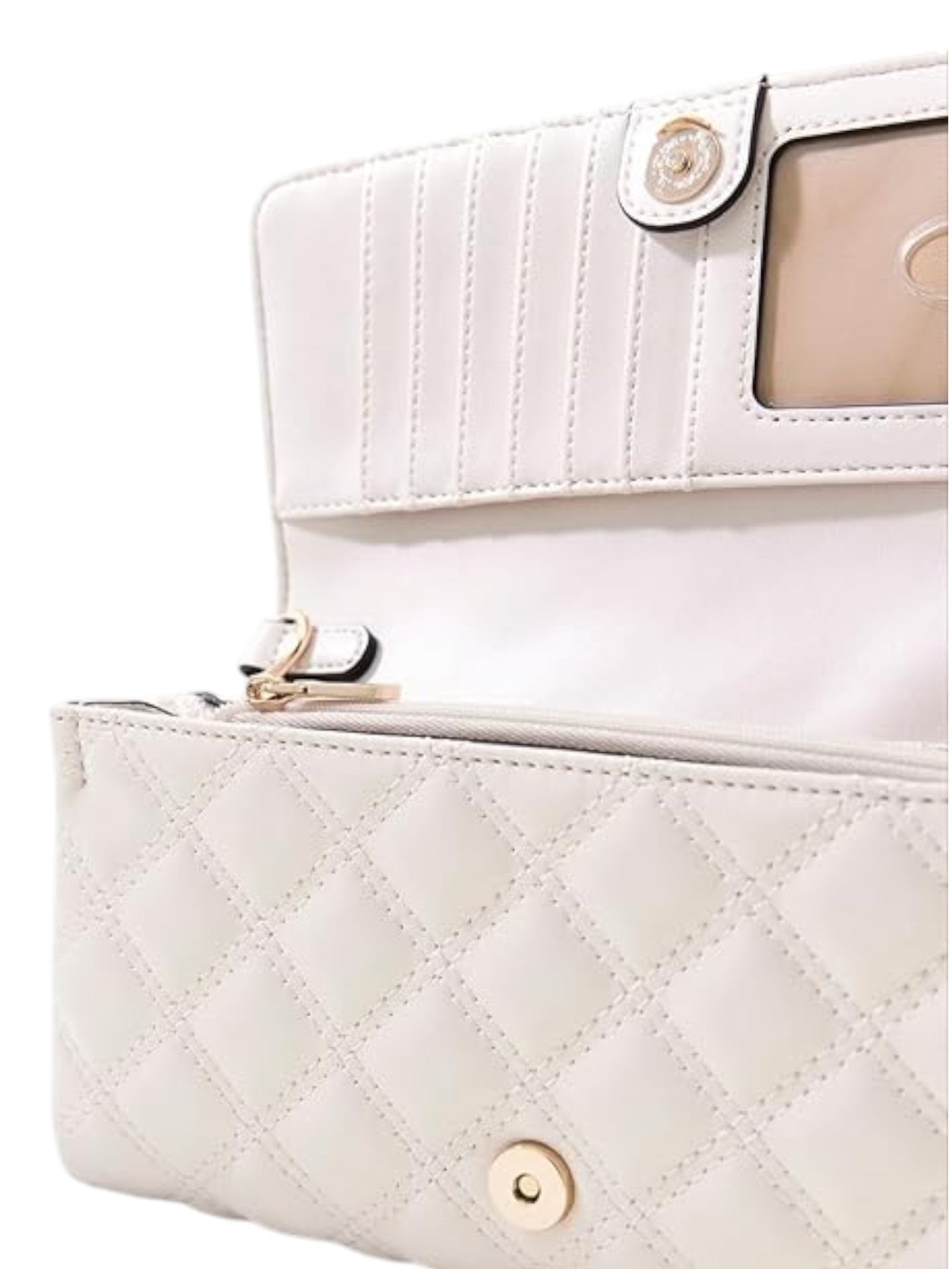 Close-up of a white quilted handbag with gold accents on a white background. Guess, Monza Outlet, Monza Fashion, Shein Outlet