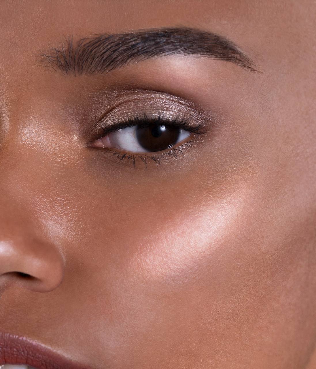 Close-up of a person's eye with brown eyeshadow Monza outlet, monza fashion, shein outlet, shien outlet