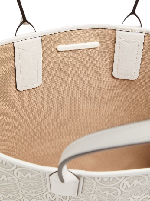 Close-up of a beige handbag with white accents and MK logo. Michael Kors Monza Outlet, Monza Fashion, Shein Outlet