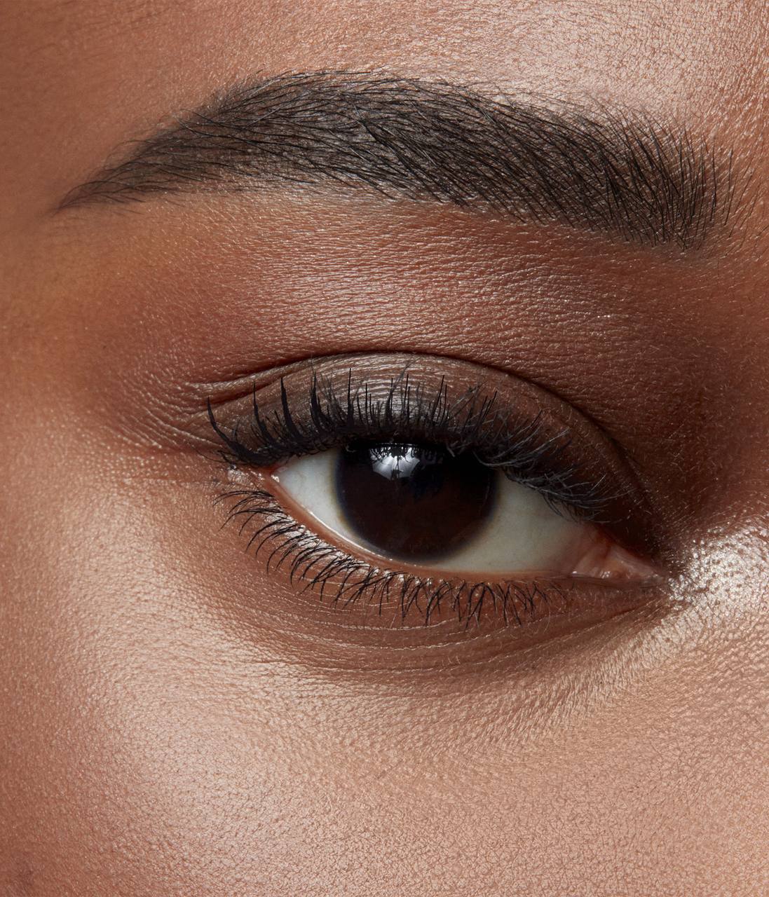 Close-up of a person's eye with dark brown eyeliner and eyebrow on a matching skin tone. Monza outlet, monza fashion, shein outlet, shien outlet