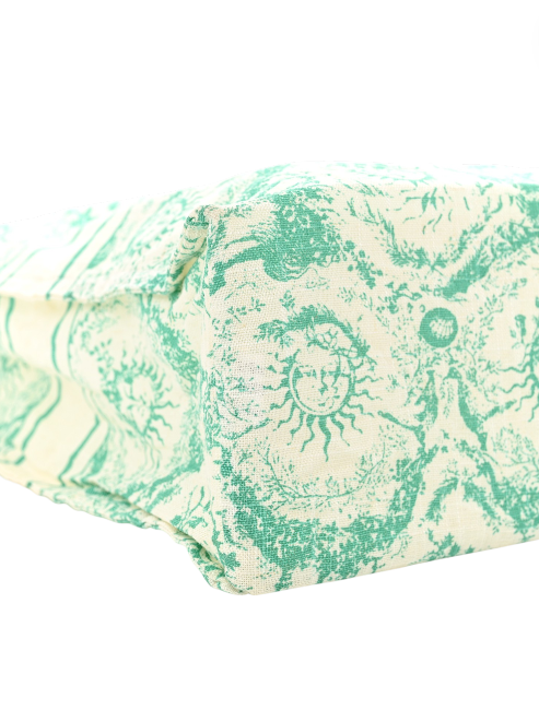 Green and white patterned face mask on a white background monza outlet, Shein outlet, monza fashion