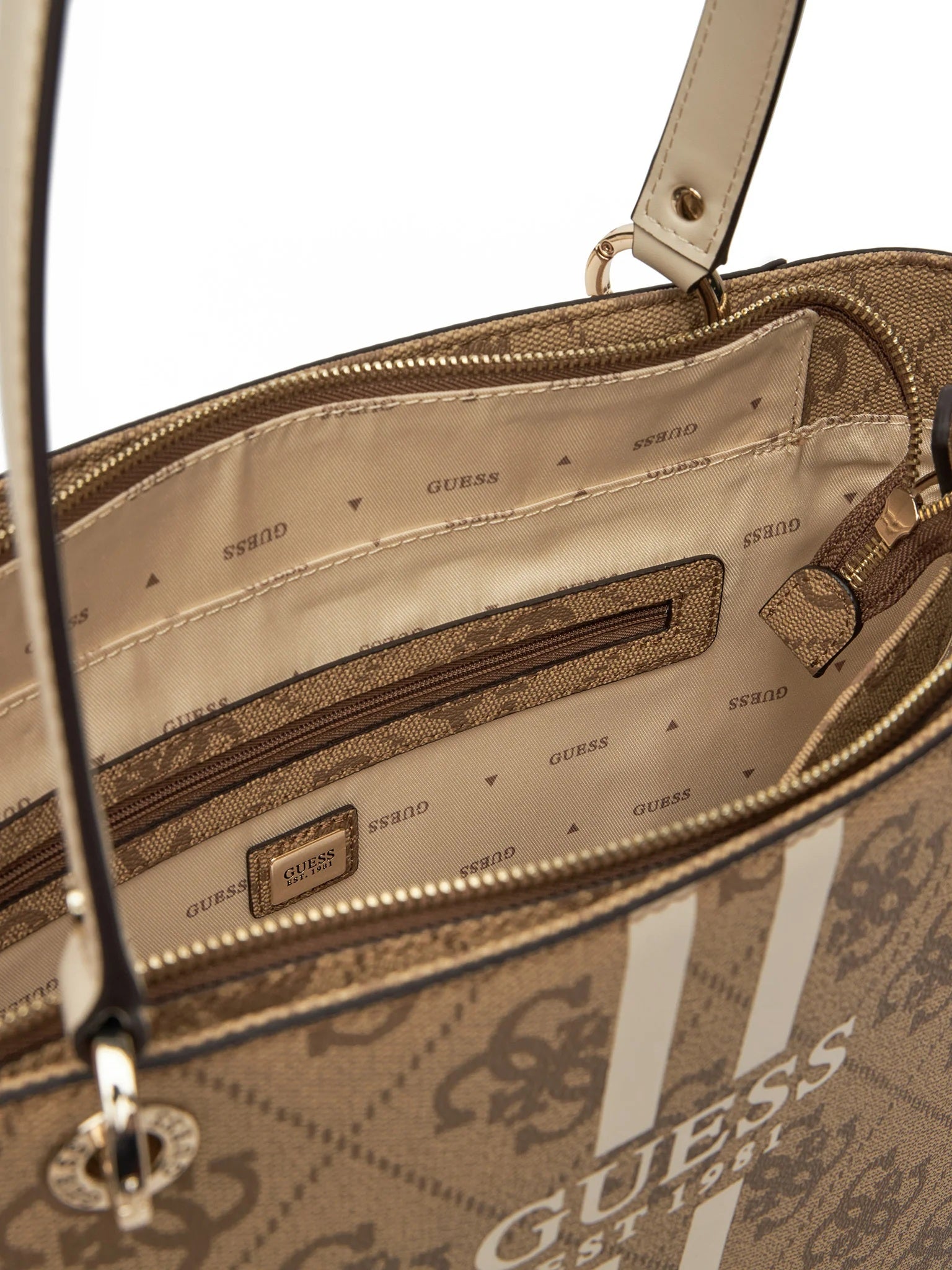 Close-up of a Guess handbag with visible branding on the interior and exterior. Guess, Monza Outlet, Monza Fashion, Shein Outlet