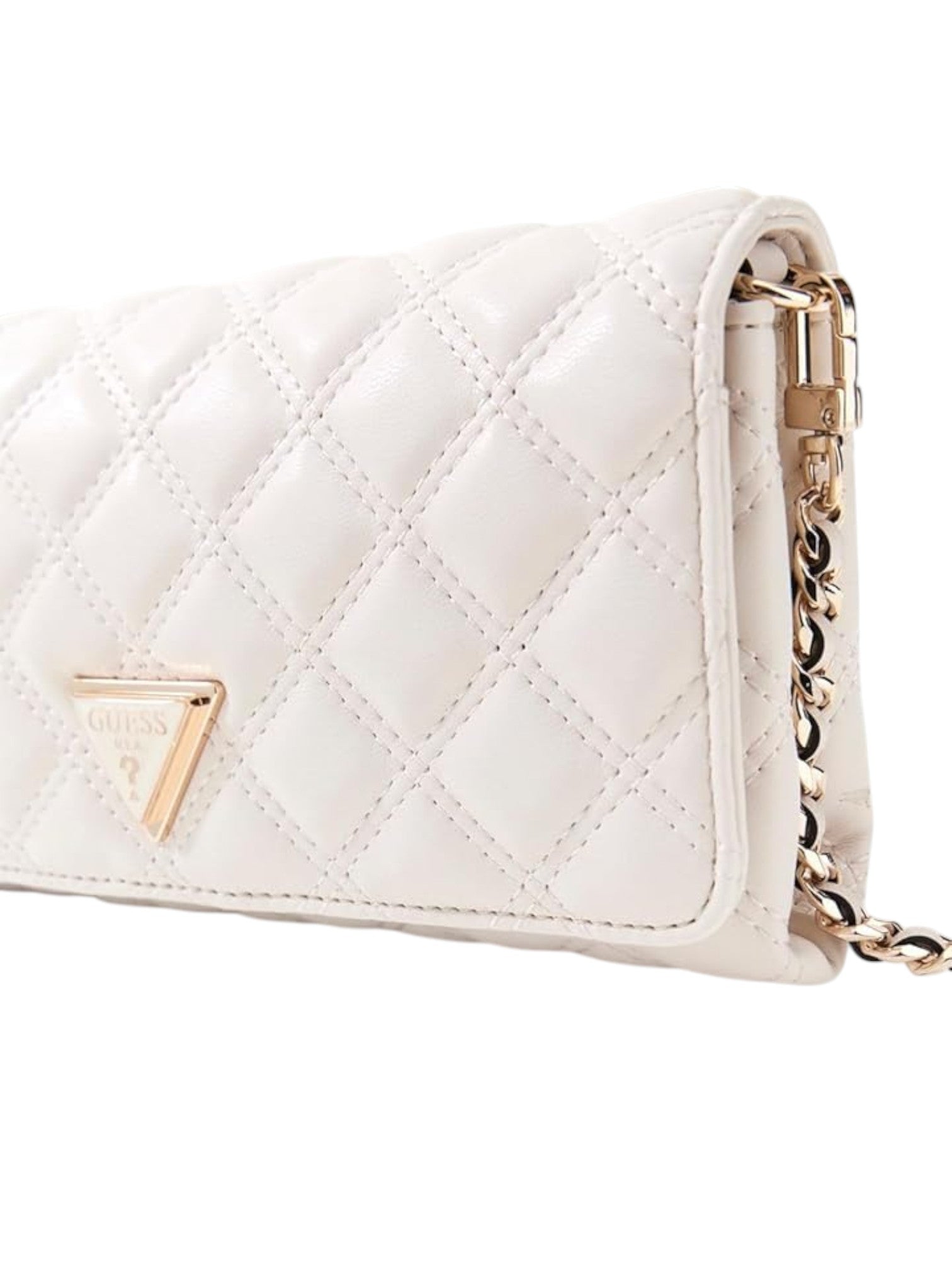 White quilted handbag with gold chain strap on a white background. Guess, Monza Outlet, Monza Fashion, Shein Outlet