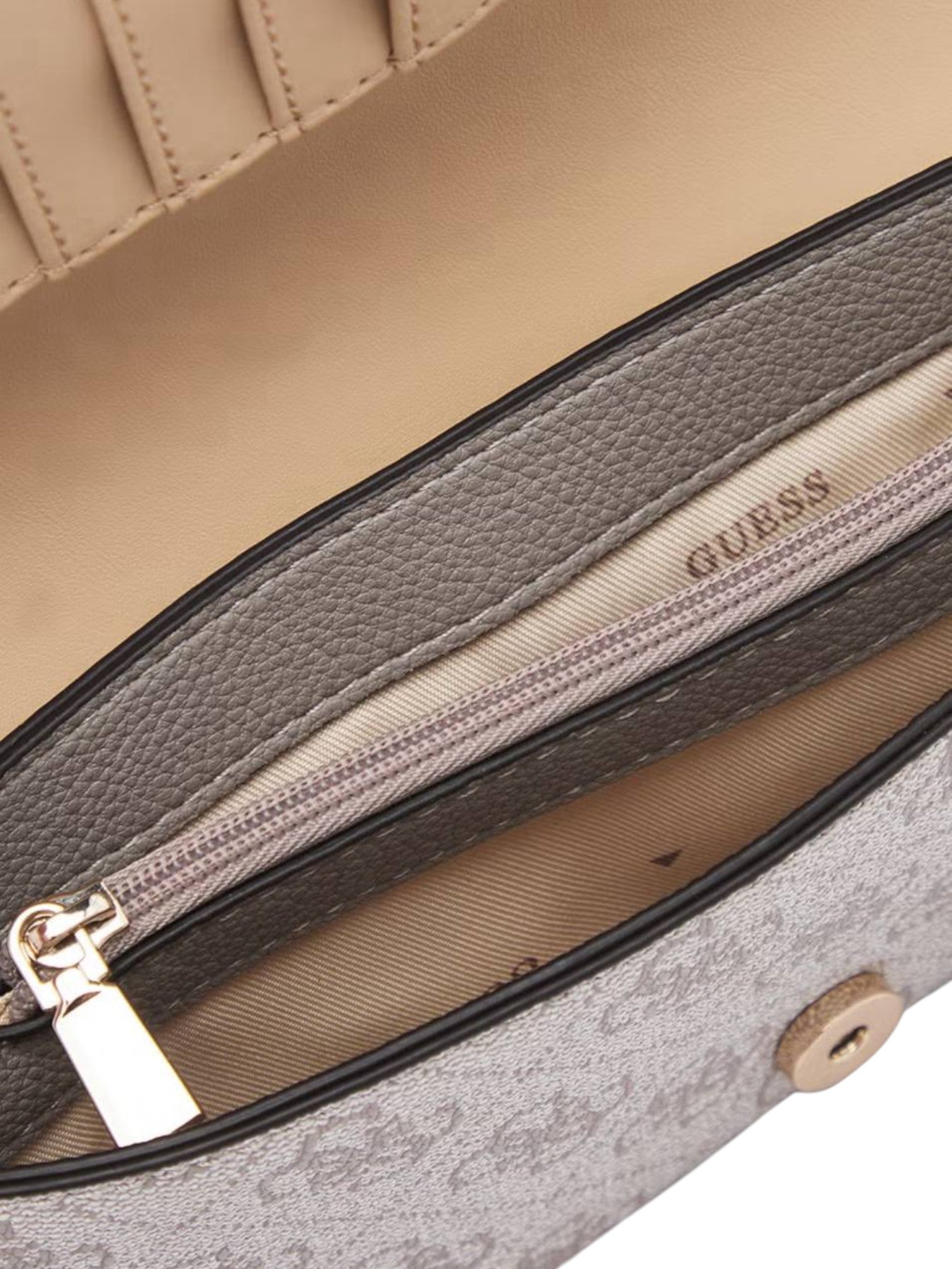 Close-up of a gray handbag with Guess branding, zipper, and beige interior. Guess, Monza Outlet, Monza Fashion, Shein Outlet