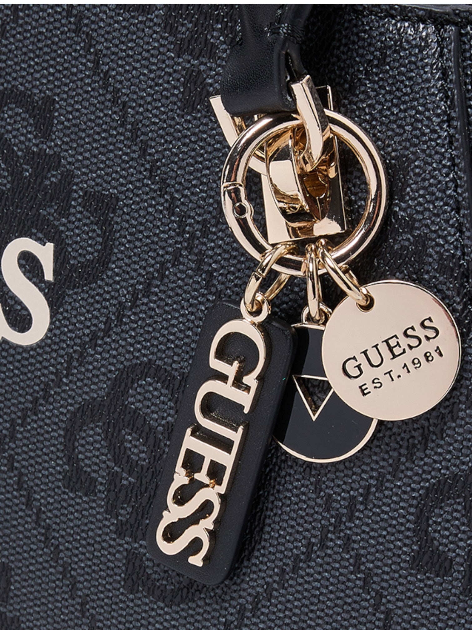 Guess keychain with logo on a textured dark background. Guess, Monza Outlet, Monza Fashion, Shein Outlet