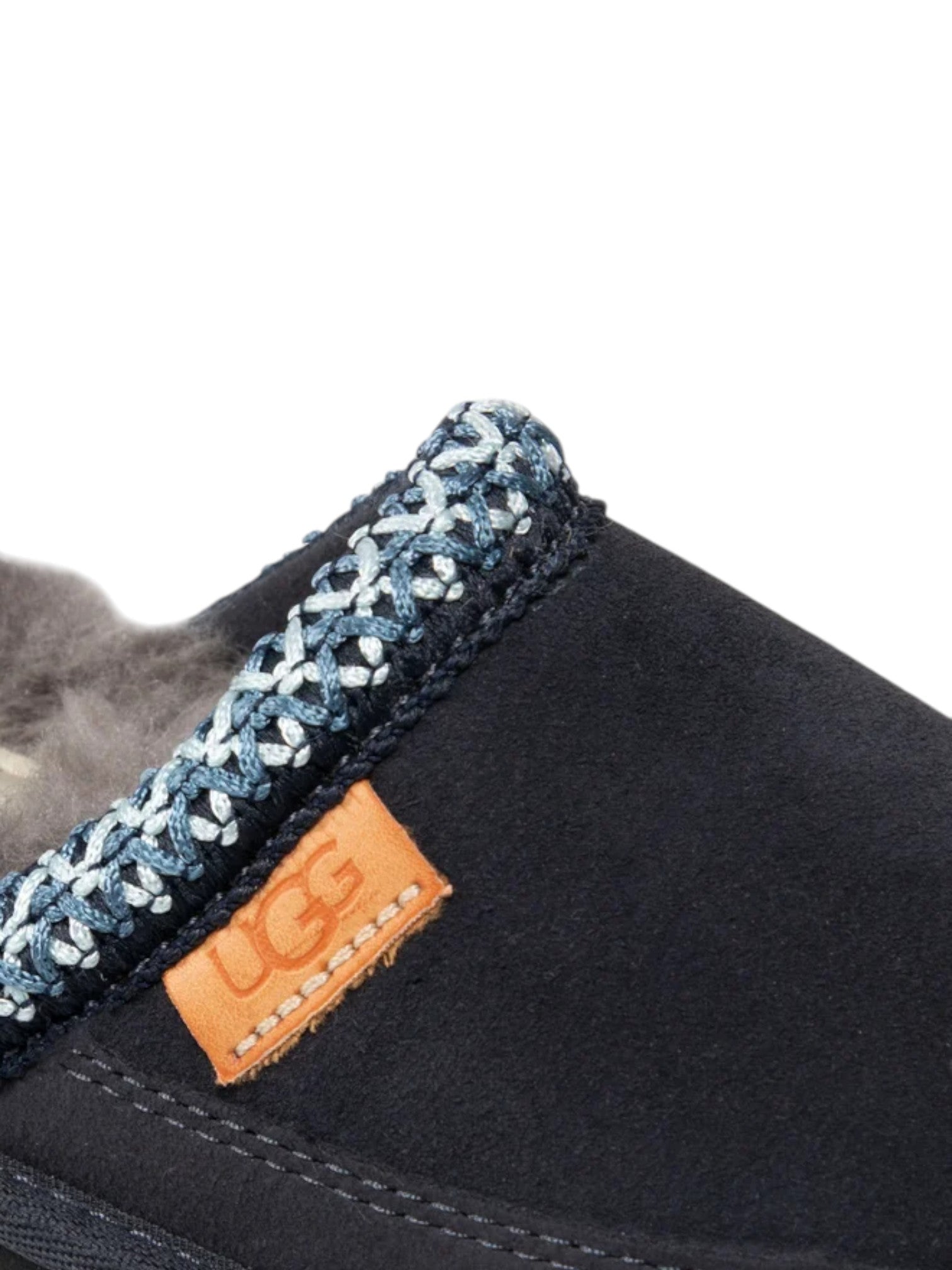 Close-up of a black UGG slipper with a textured strap and brand logo on a white background. UGG, Monza Outlet, Monza Fashion, Shein Outlet