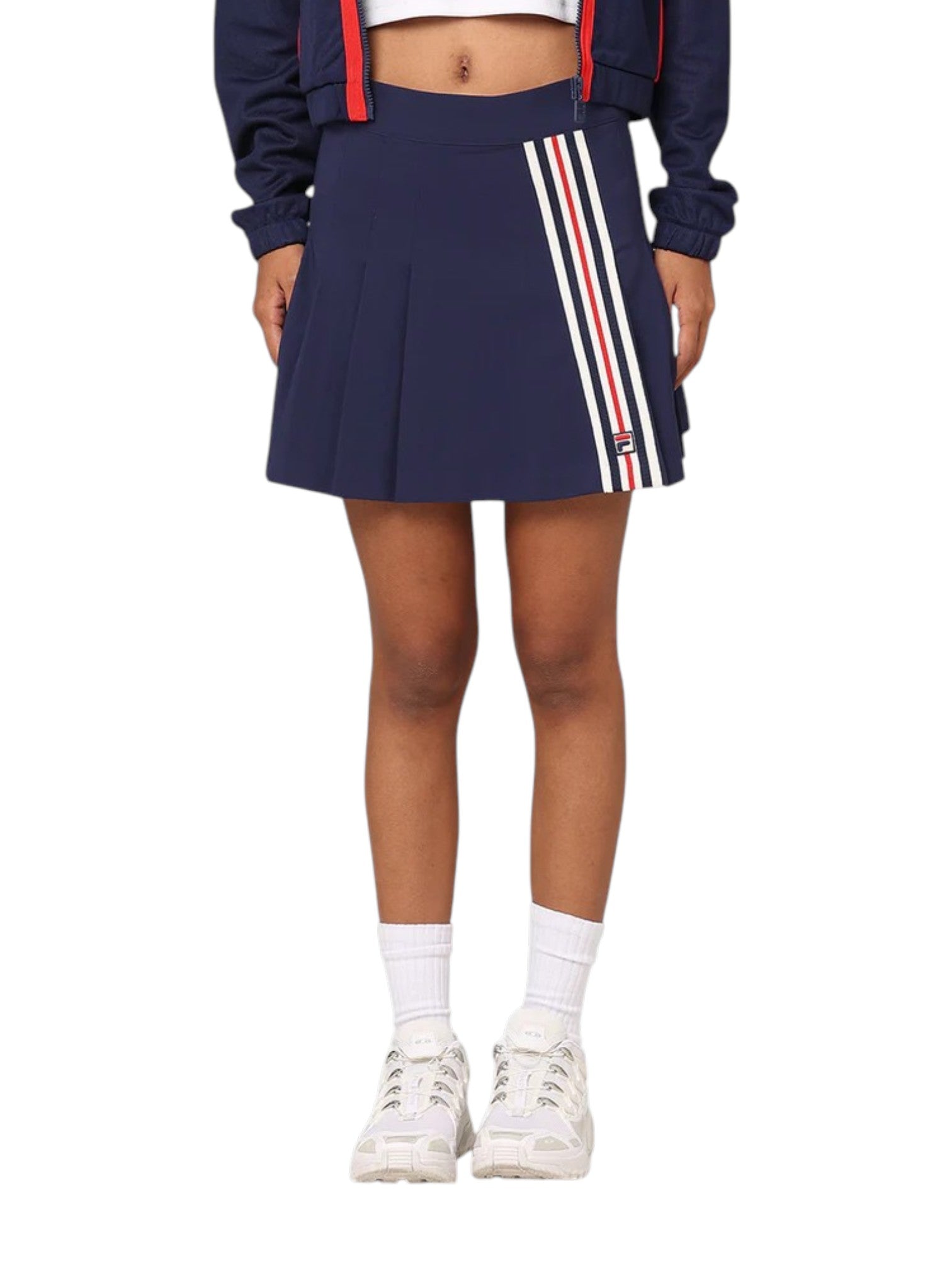 Navy blue skirt with red and white stripes worn by a person on a white background. Fila, Monza Outlet, Monza Fashion, Shein Outlet