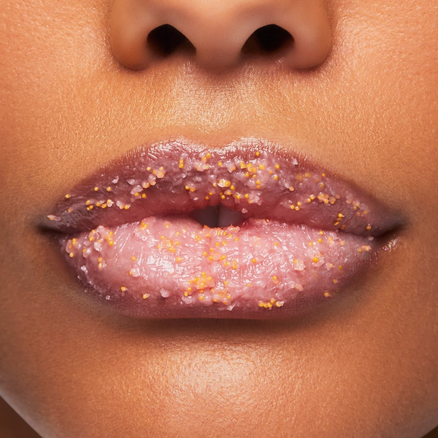Close-up of lips with glittery lip gloss on a close-up of a person's face. Monza fashion outlet, monza outlet, shein outlet, shien outlet cosmetics, makeup, perfume