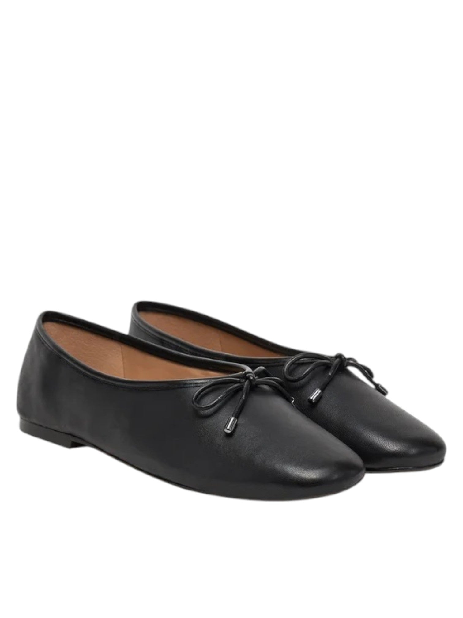 Pair of black leather shoes with a bow on a white background. Aldo, Monza Outlet, Monza Fashion, Shein Outlet