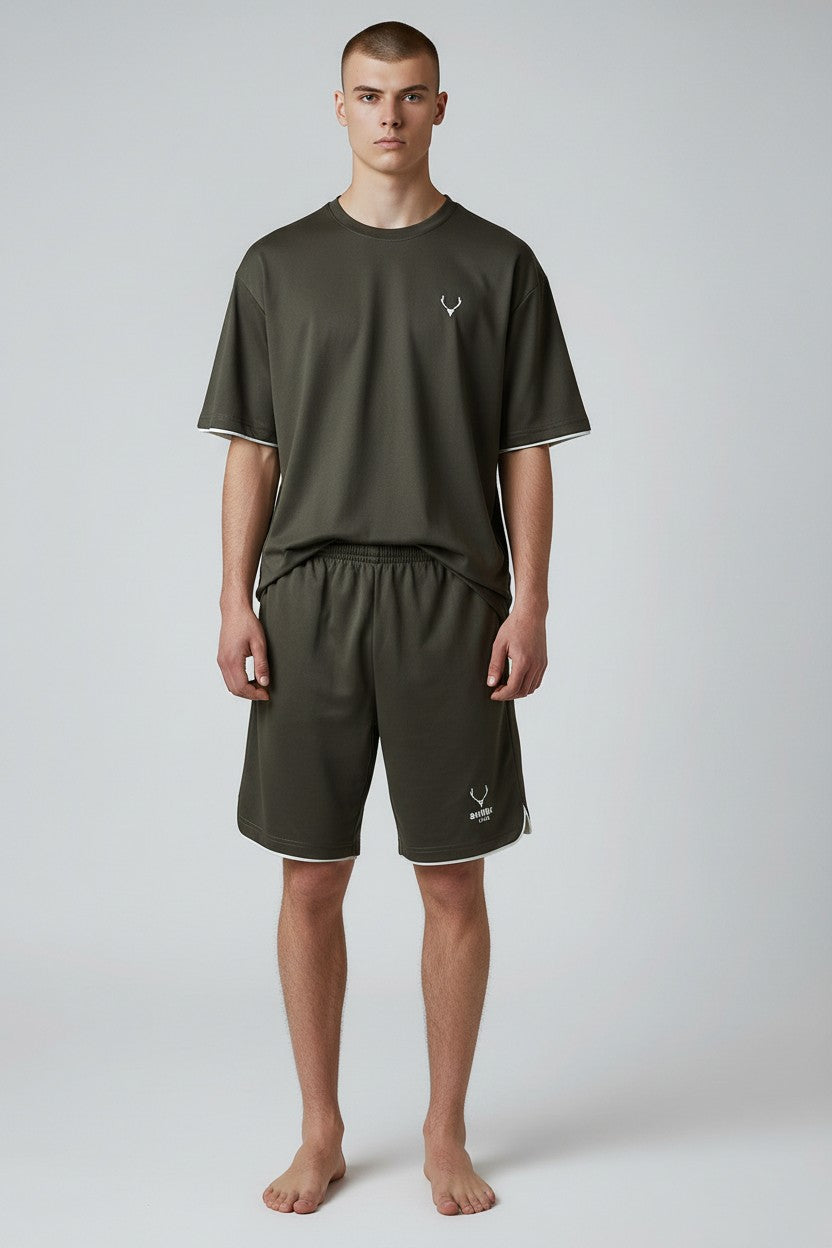 Man wearing a green t-shirt and shorts with a logo on a white background. Antler, Monza Outlet, Monza Fashion, Shein Outlet