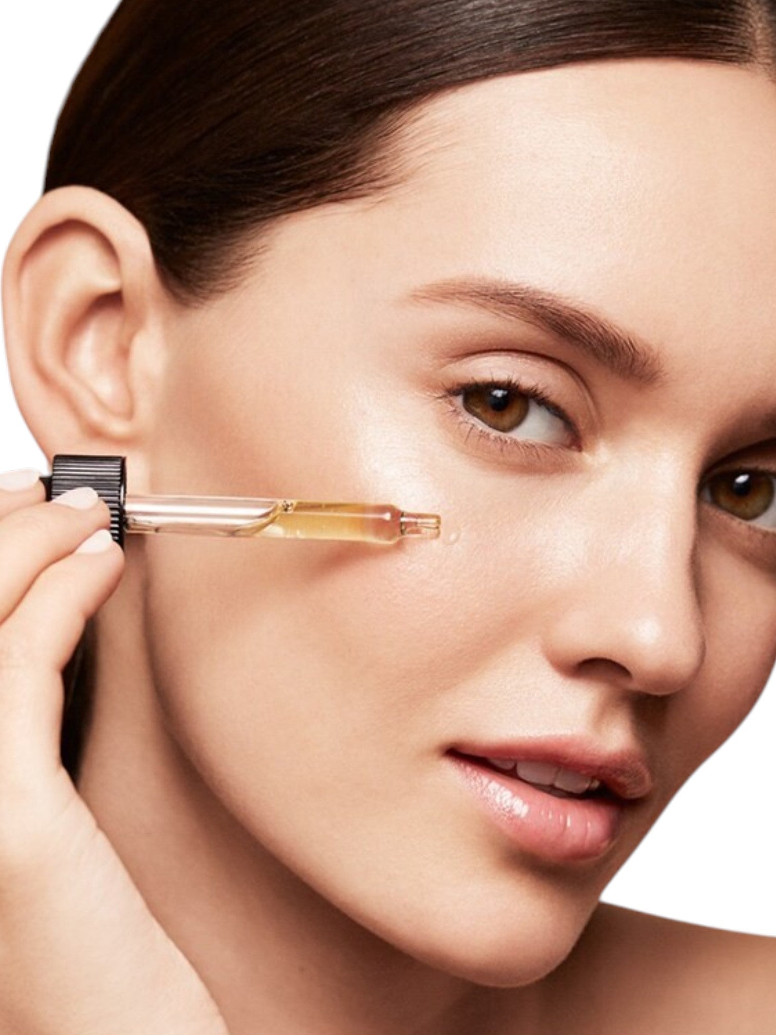 Close-up of a woman applying a cosmetic product to her face. Bobbi Brown, Monza Outlet, Monza Fashion, Shein Outlet