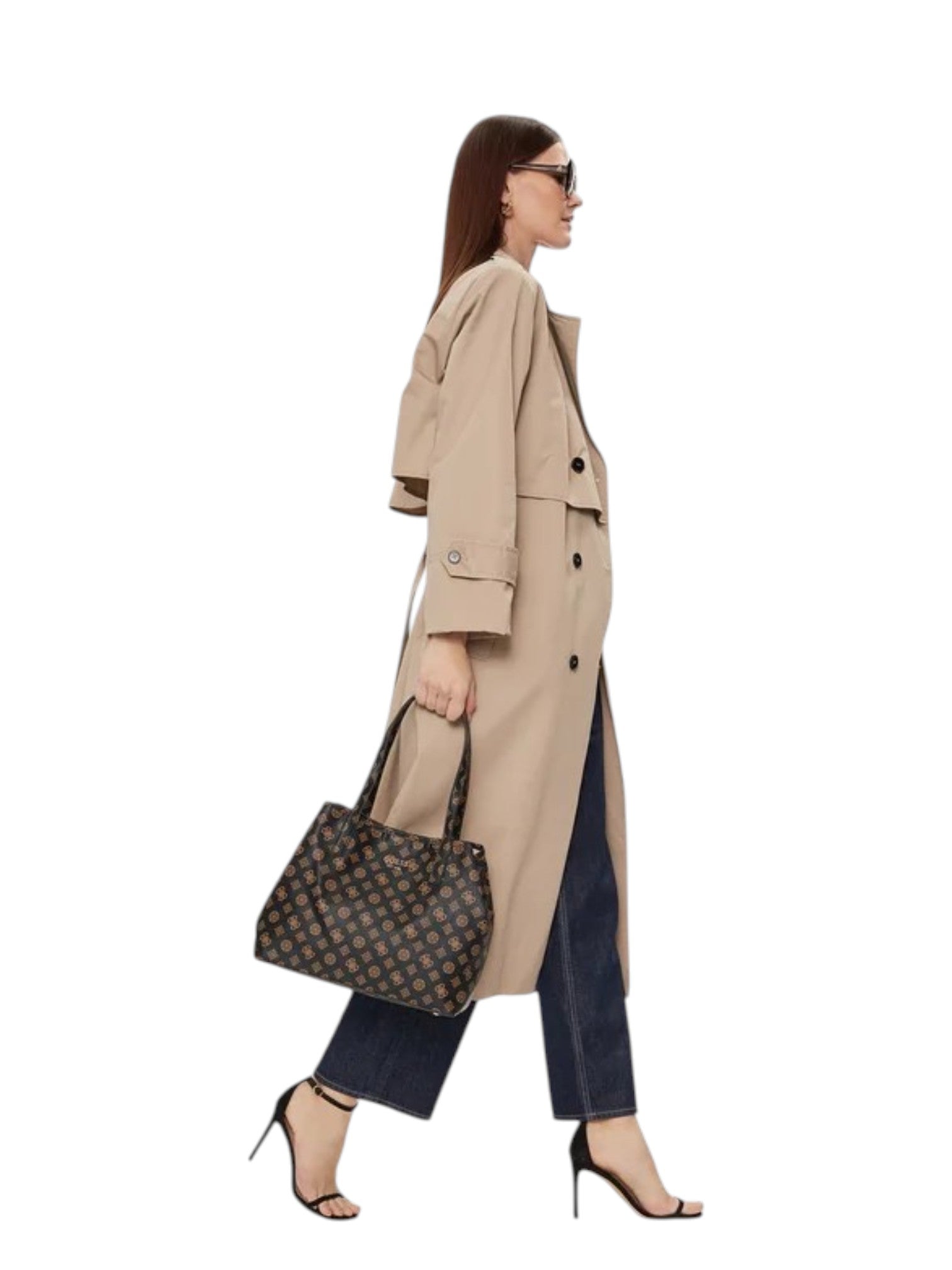 Woman wearing a beige trench coat holding a patterned handbag on a white background. Guess, Monza Outlet, Monza Fashion, Shein Outlet