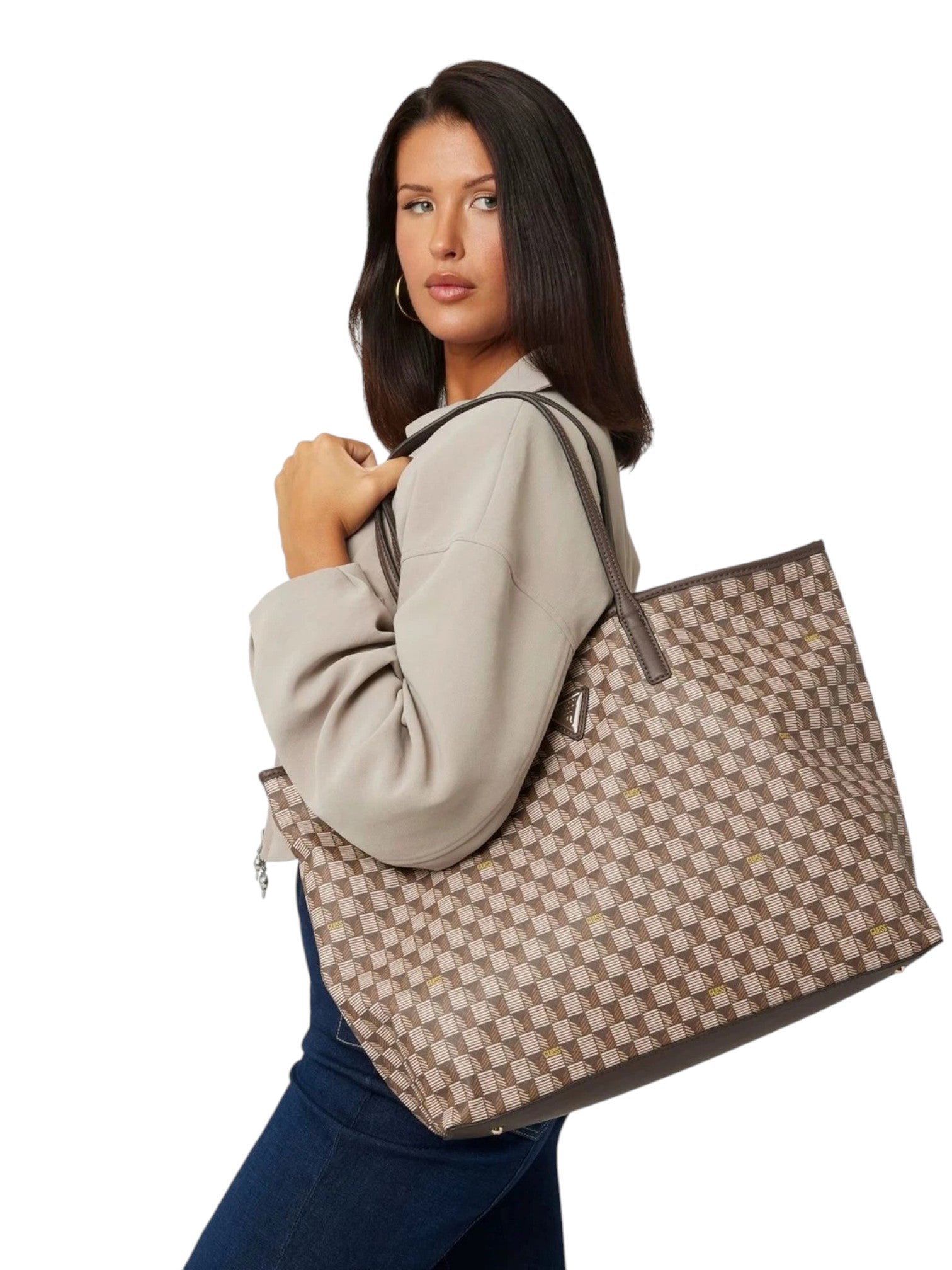 Woman holding a large patterned tote bag against a white background. Guess, Monza Outlet, Monza Fashion, Shein Outlet