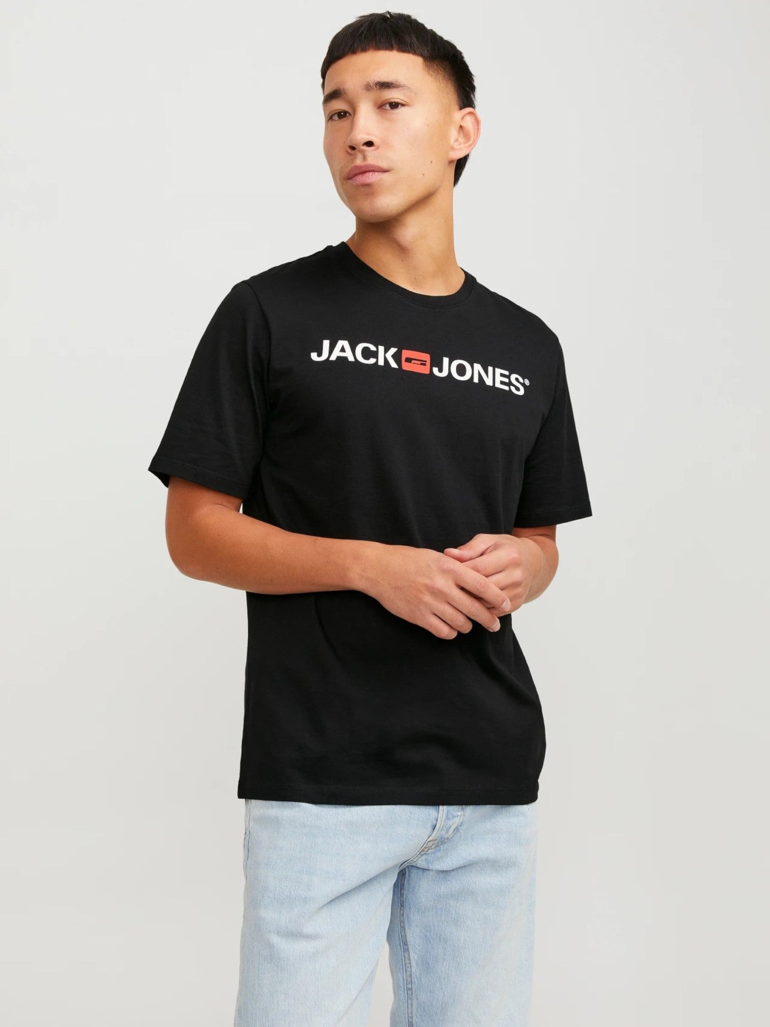 Person wearing a black 'Jack & Jones' t-shirt against a plain background.  Jack & Jones, Monza Outlet, Monza Fashion, Shein Outlet 