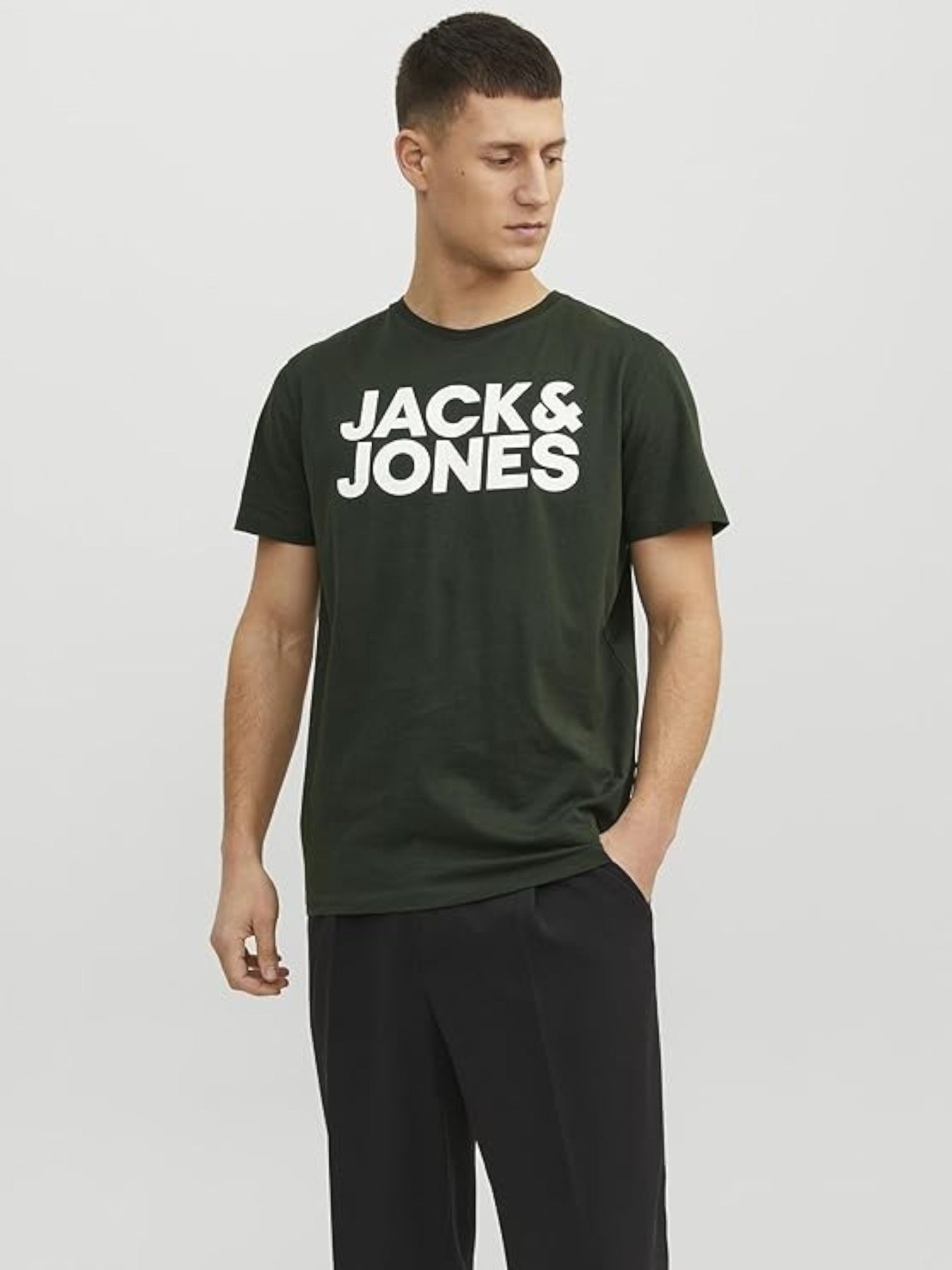 Man wearing a green 'Jack & Jones' t-shirt on a white background.  Jack & Jones, Monza Outlet, Monza Fashion, Shein Outlet 
