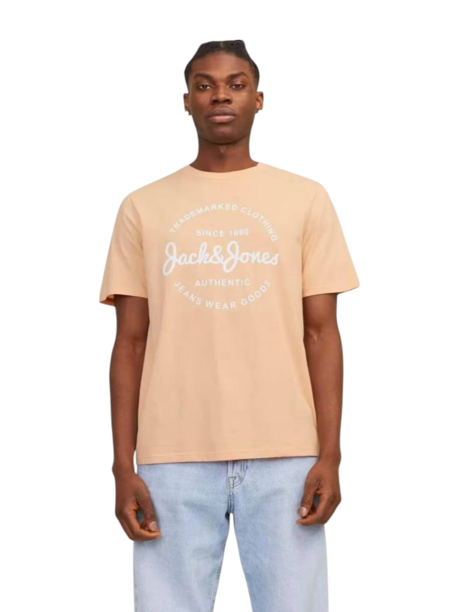 Man wearing a beige t-shirt with 'Jack & Jones' logo on a white background.  Jack & Jones, Monza Outlet, Monza Fashion, Shein Outlet 