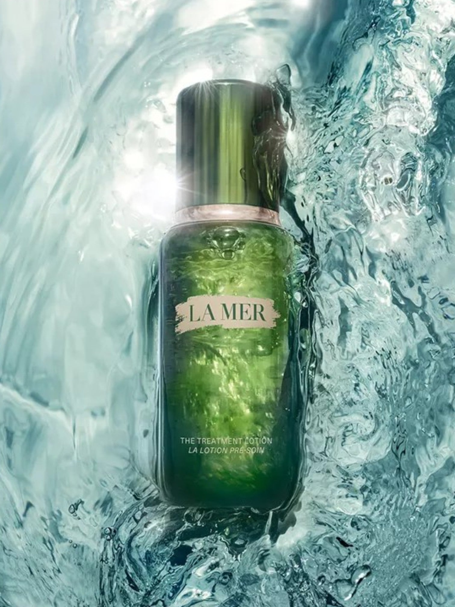 Green bottle with 'La Mer' label on a water background. Lamer, Monza Outlet, Monza Fashion, Shein Outlet