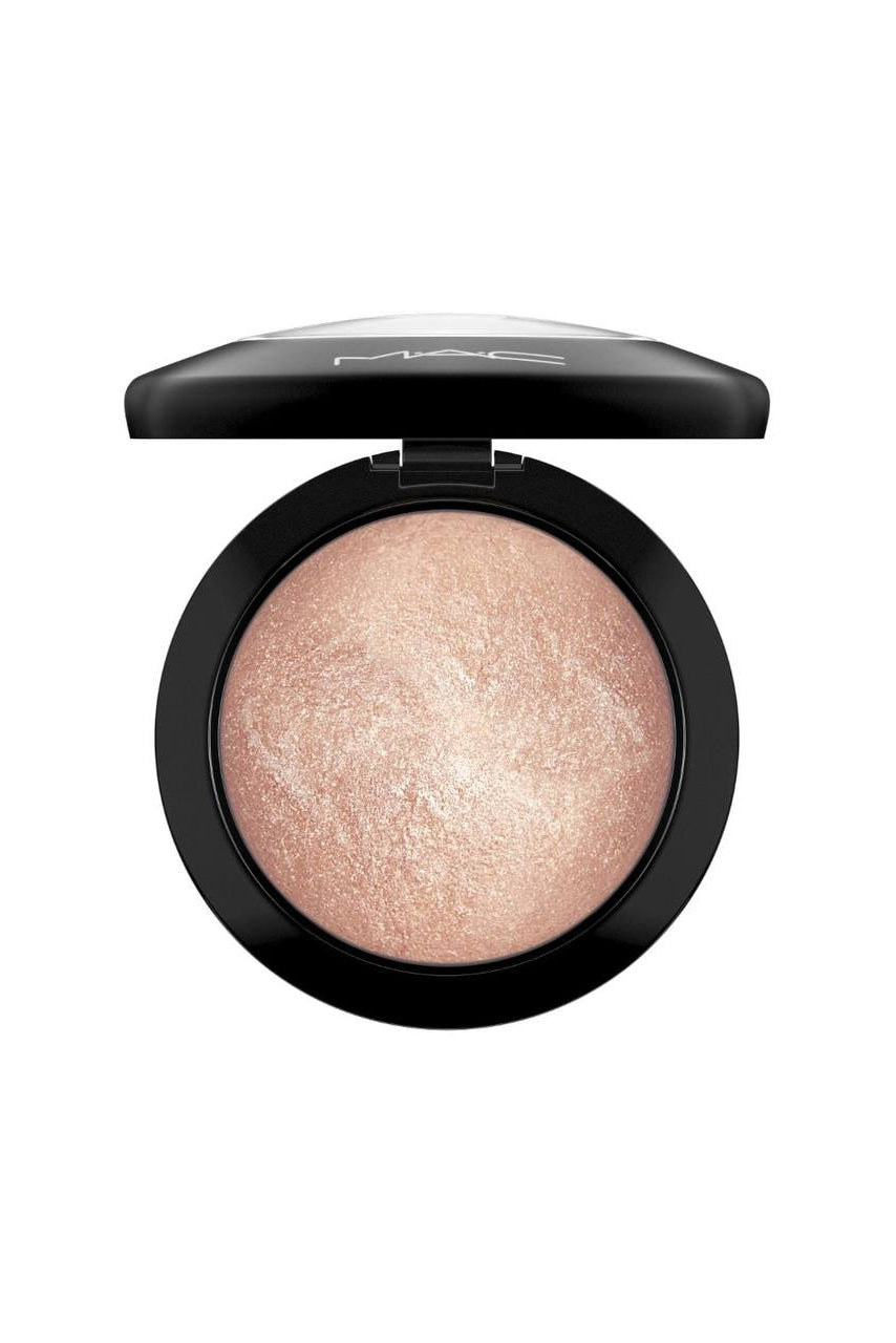 Compact cosmetic powder with a pinkish-beige shade on a white background Monza fashion outlet, monza outlet, shein outlet, shien outlet cosmetics, makeup, perfume