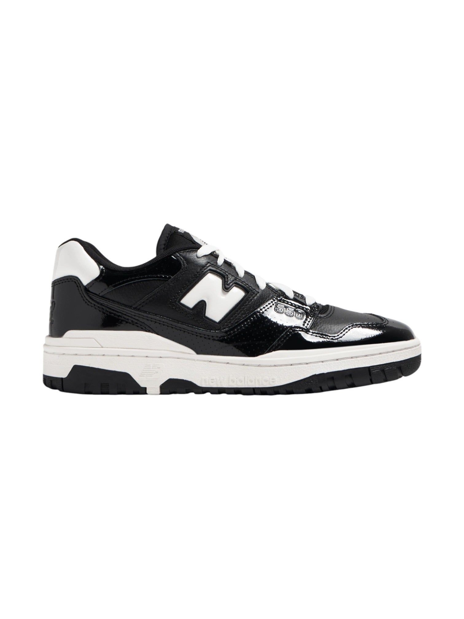 Black and white sneaker with New Balance logo on a white background. New Balance, Monza Outlet, Monza Fashion, Shein Outlet