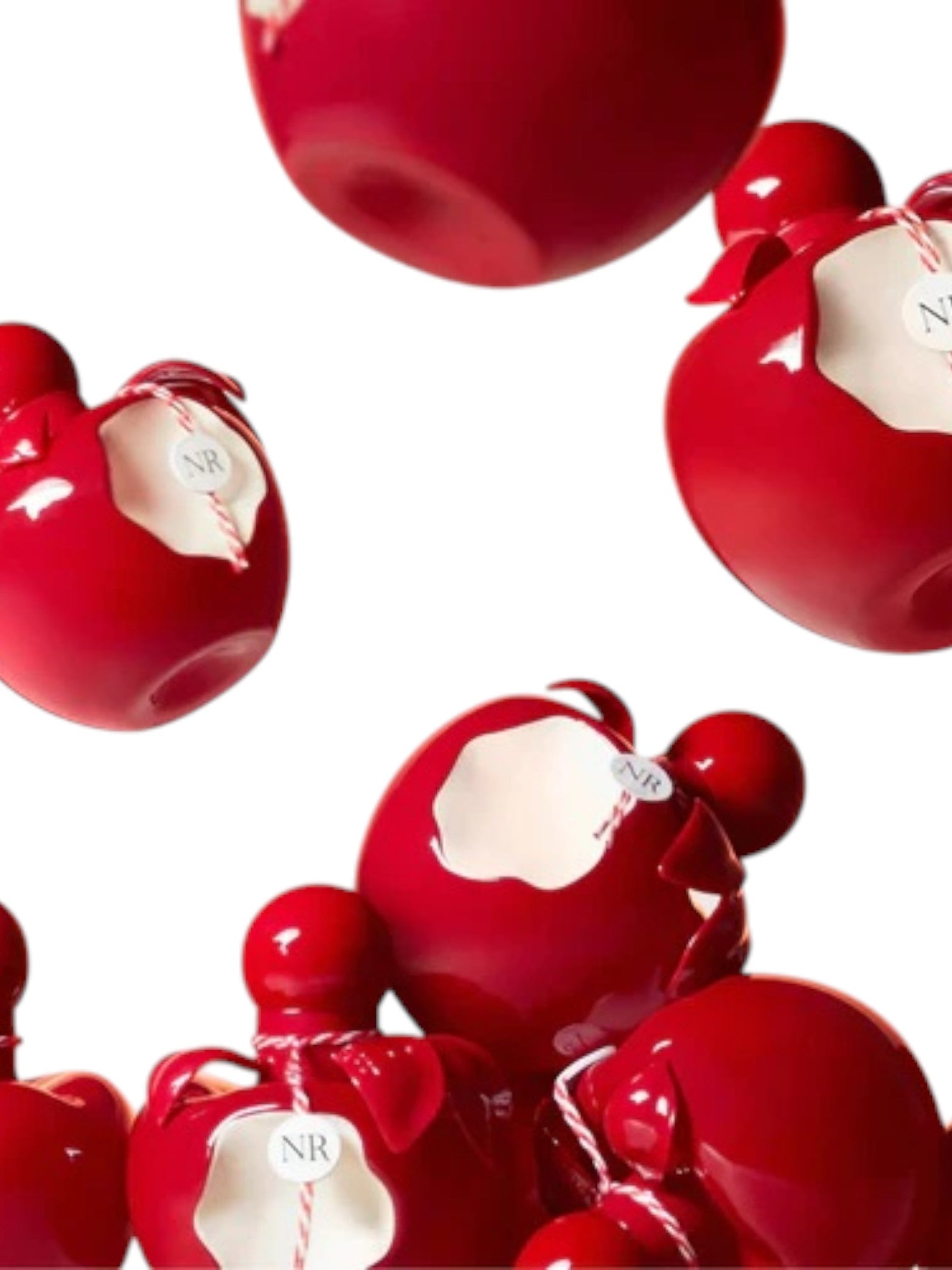 Red ceramic bowls with white centers on a white background. Nina Ricci, Monza Outlet, Monza Fashion, Shein Outlet