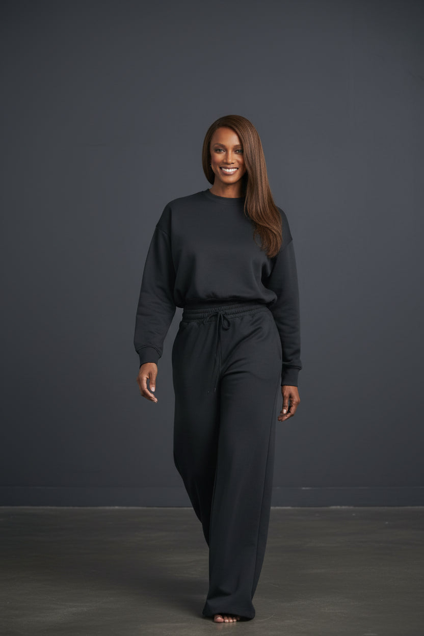 Woman wearing a black outfit against a gray background. Roncato, Monza Outlet, Monza Fashion, Shein Outlet