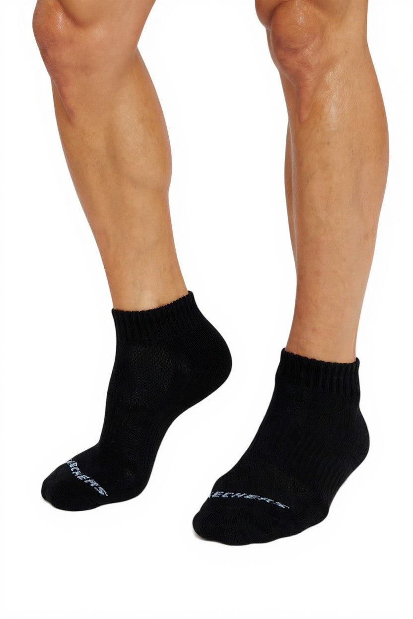 Black ankle socks worn by a person on a white background. Skechers, Monza Outlet, Monza Fashion, Shein Outlet