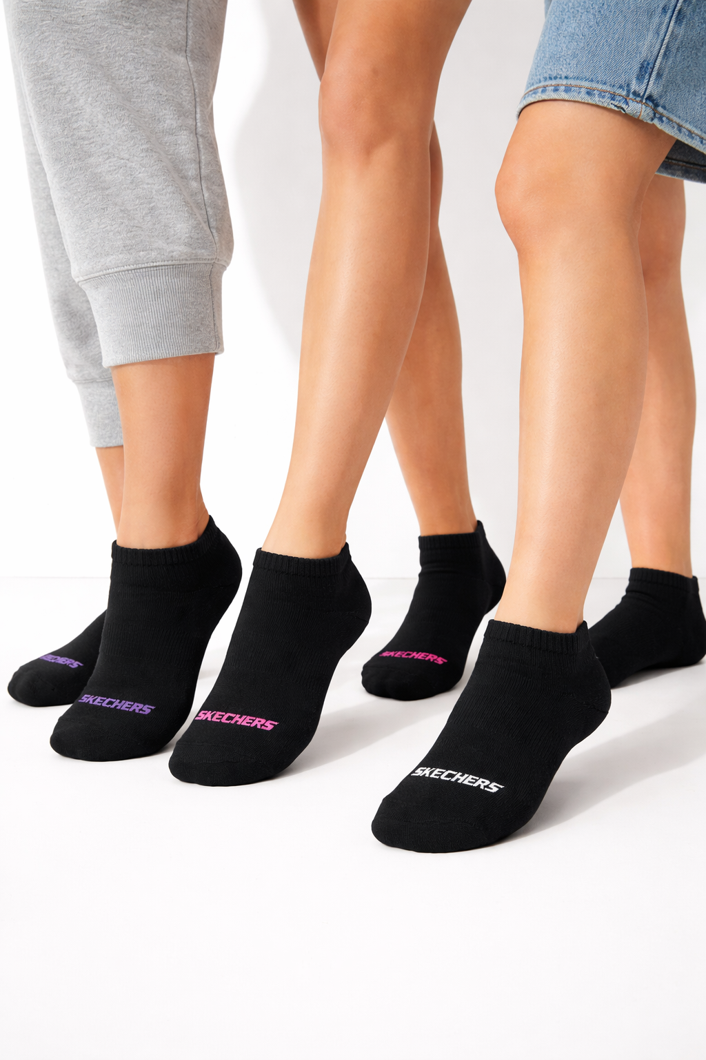 Black socks with visible brand logo worn by three people on a white background. Skechers, Monza Outlet, Monza Fashion, Shein Outlet