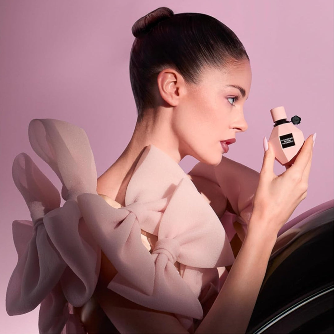 Woman holding a pink perfume bottle against a pink background. Monza Outlet, Monza Fashion, Shein Outlet