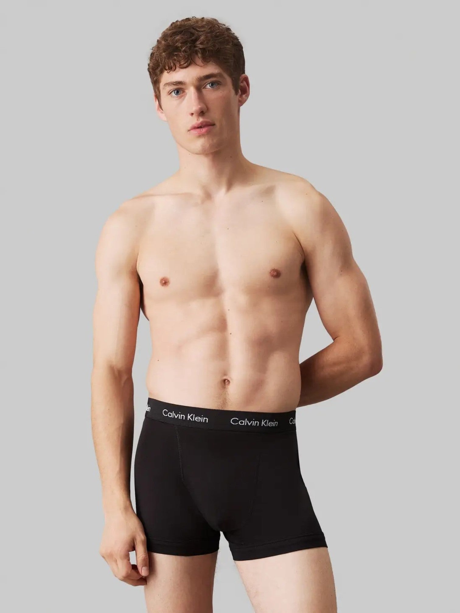 Man wearing black Calvin Klein underwear against a gray background. Calvin Klein, Monza Outlet, Monza Fashion, Shein Outlet
