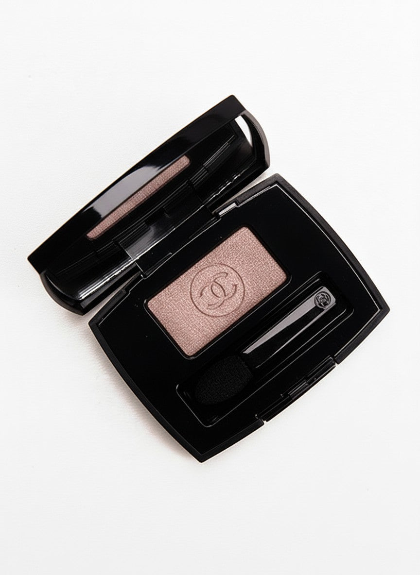 Chanel eyeshadow compact with a brush on a white background. Chanel, Monza Outlet, Monza Fashion, Shein Outlet  