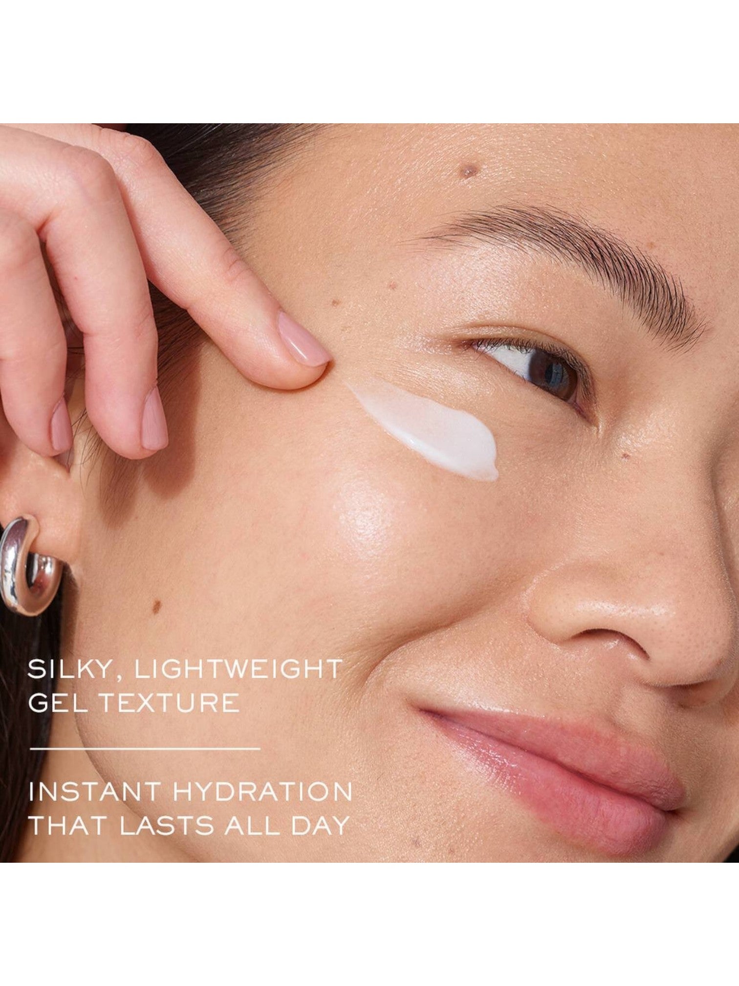 Person applying a skincare product to their face with text about texture and hydration. Lancome, Monza Outlet, Monza Fashion, Shein Outlet 