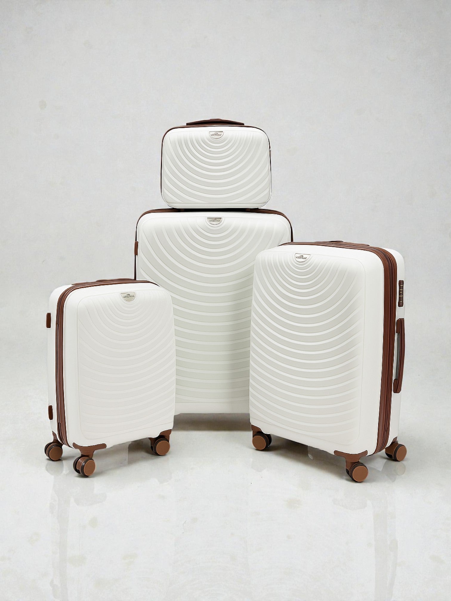 Set of three white suitcases with brown handles and wheels on a light gray background. Monza Outlet, Monza Fashion, Shein Outlet