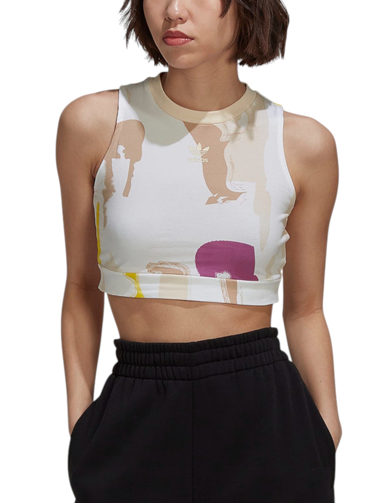 Woman wearing a sleeveless crop top with abstract design on a white background. Adidas, Monza Outlet, Monza Fashion, Shein Outlet