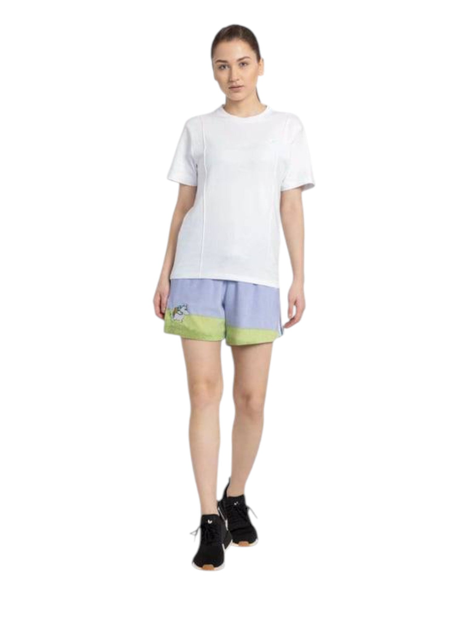 Woman wearing a white t-shirt and light blue shorts with green accents on a white background. Adidas, Monza Outlet, Monza Fashion, Shein Outlet