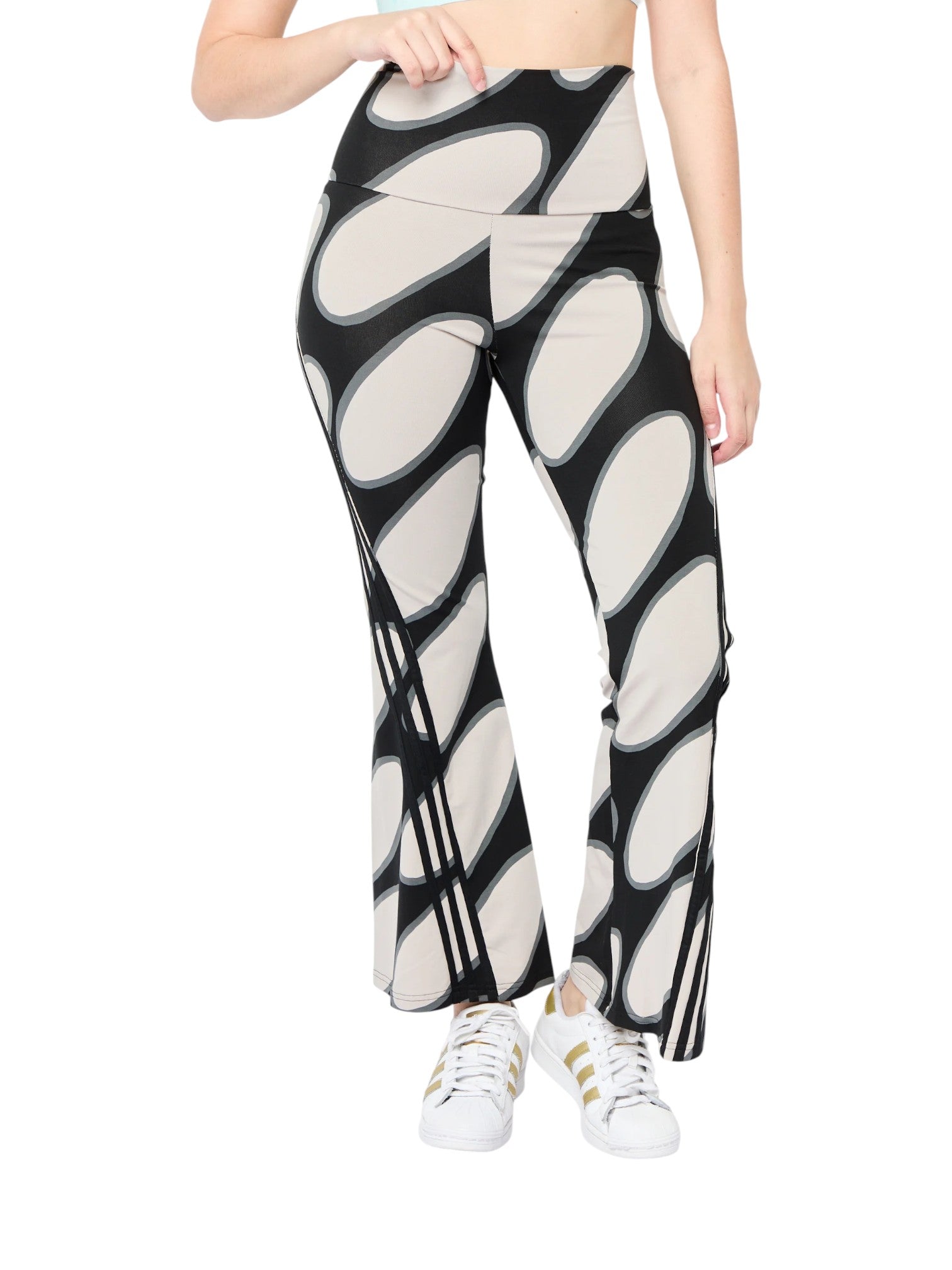Person wearing black and white patterned pants on a white background. Adidas, Monza Outlet, Monza Fashion, Shein Outlet