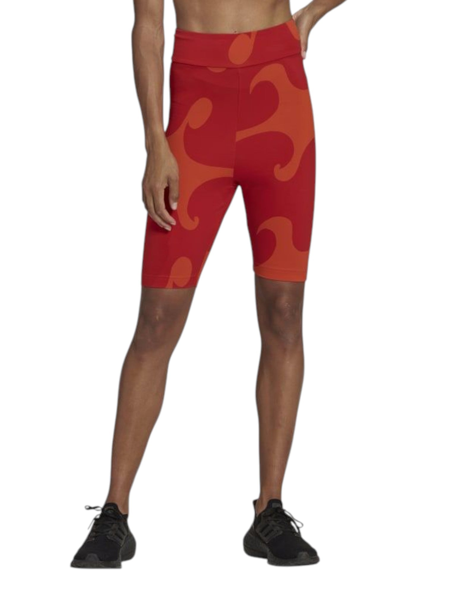 Person wearing red patterned shorts on a white background. Adidas, Monza Outlet, Monza Fashion, Shein Outlet